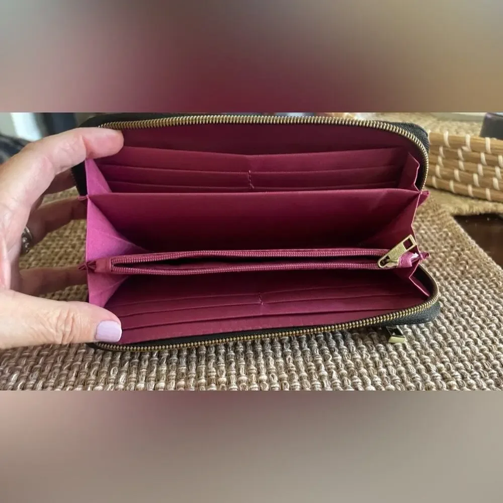 Travelon Black wallet with Gold